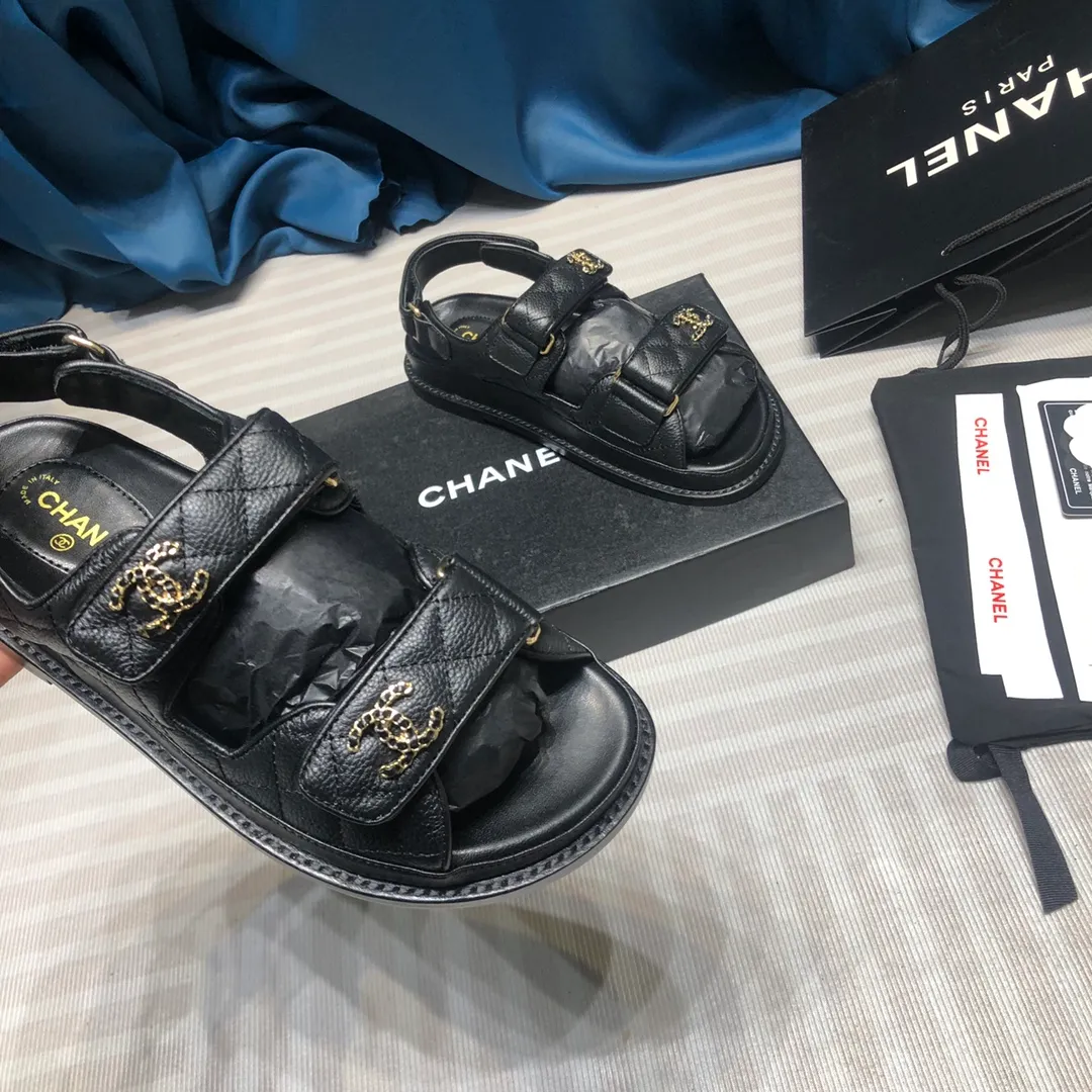 👟👟Ex-factory price 480👟👟 Women's shoes Women's clothing Women's shoes Women's clothing Women's shoes Women's clothing Chanel 2020ss new Velcro sandals, top counter quality (welcome🆚 comparison)💪 ⚠️As Chanel's classic shoe king, it is a hot item every summer. Once you start wearing sandals in summer, sports shoes will be relegated to the sidelines! Haha, the pattern will change a little every year, ⚠️2020 Chanel Spring and Summer New Season Double C Velcro Casual Sandals, 💯The upper adds more fashionable elements of Xiaoxiang, ⚠️Lingge electric embroidery. The upper is cowhide and the lining is sheepskin. It is comfortable and breathable to wear. It is very comfortable and versatile. ⚠️A very comfortable sandal for the feet! Size 35-40 (custom-made for 41)